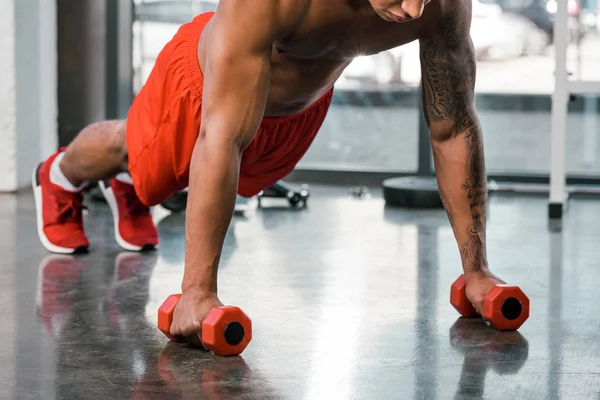 Vista Parziale Dello Sportivo Afroamericano Tatuato Che Flessioni Con Manubri — Foto Stock