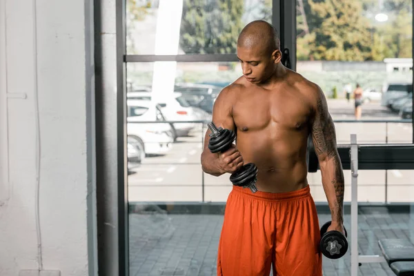 Guapo Afroamericano Deportista Haciendo Ejercicio Con Pesas Gimnasio — Foto de Stock