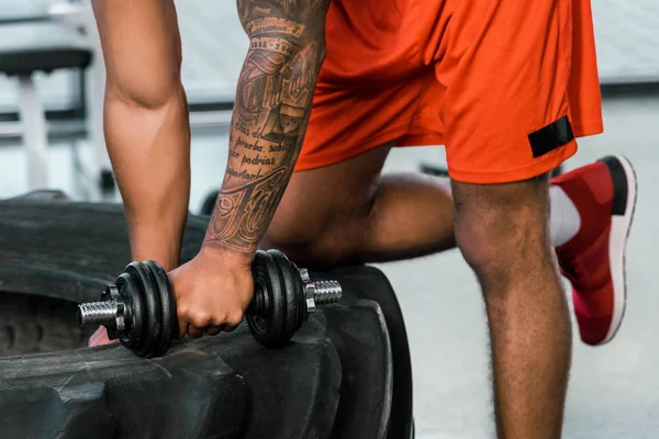 Beskuren Bild Tatuerade Afroamerikanska Idrottsutövare Som Tränar Med Hantel Gymmet — Stockfoto