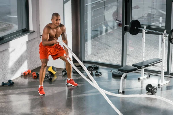 Vista Ángulo Alto Atleta Afroamericano Haciendo Ejercicio Con Cuerdas Batalla — Foto de Stock