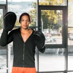 Foyer sélectif de boxeur afro-américain faisant de l'exercice au gymnase