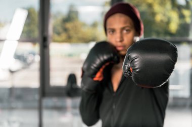 seçici odak Afro-Amerikan erkek boksör boks spor salonunda egzersiz eldiven