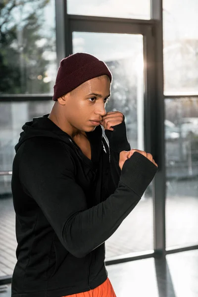 Vista Lateral Del Joven Boxeador Afroamericano Ejercitándose Gimnasio — Foto de stock gratis