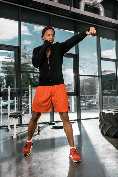 Baixo Ângulo Visão Jovem Boxeador Afro Americano Exercitando Ginásio — Fotografia de Stock Grátis