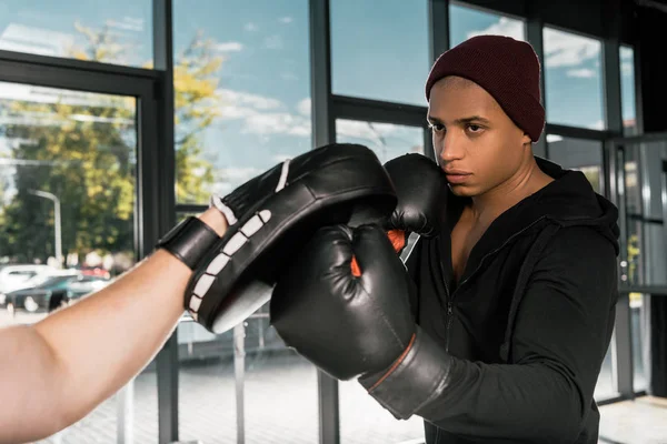 Confiado Boxeador Afroamericano Guantes Boxeo Practicando Con Entrenador Gimnasio — Foto de stock gratis