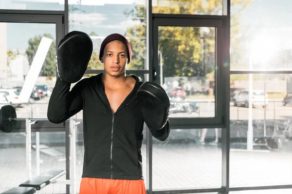 Foco Seletivo Boxeador Afro Americano Que Exercita Ginásio — Fotografia de Stock Grátis
