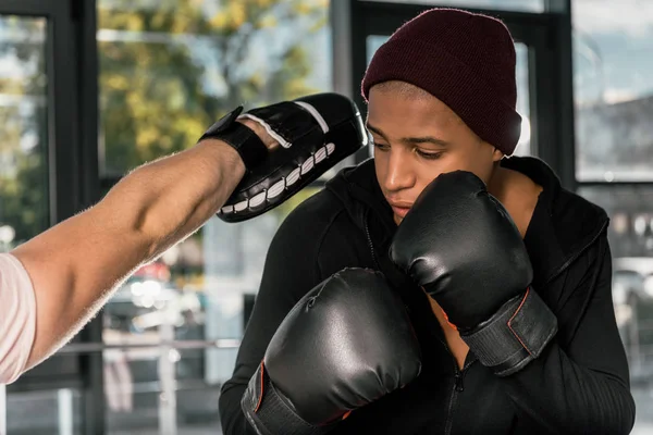 Foco Seletivo Pugilista Afro Americano Luvas Boxe Praticando Com Treinador — Fotos gratuitas