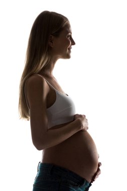 Karnı üzerinde beyaz izole dokunmadan mutlu hamile kadın silüeti