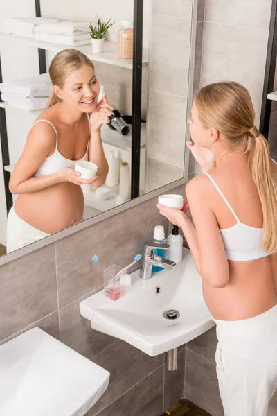 Magas Szög Kilátás Boldog Terhes Nőt Alkalmazó Arckrém Fürdőszoba Tükör — Stock Fotó