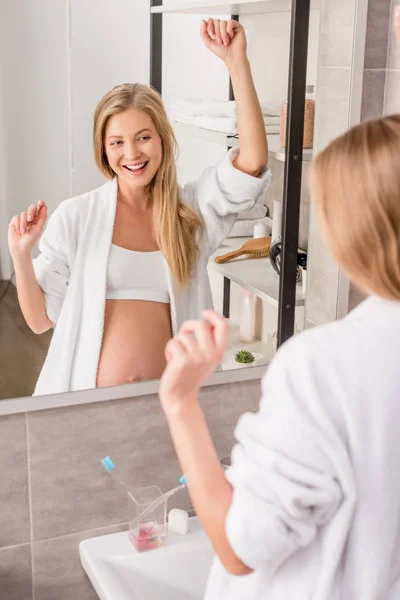 Feliz Mujer Embarazada Atractiva Albornoz Bailando Delante Del Espejo Baño — Foto de Stock