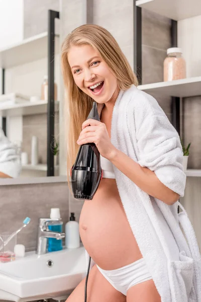 Mujer Embarazada Feliz Cantando Secador Pelo Baño — Foto de Stock