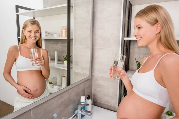 Happy Pregnant Woman Glass Water Looking Camera Mirror Bathroom — Stock Photo, Image