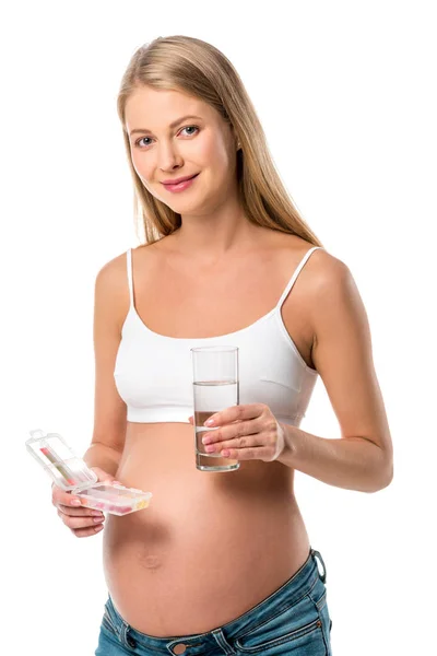 Lächelnde Schwangere Mit Tablettenschachtel Mit Vitaminen Und Glas Wasser Isoliert — Stockfoto