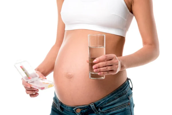 Vista Recortada Mujer Embarazada Sosteniendo Caja Píldora Vaso Agua Aislado — Foto de Stock