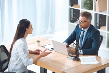 Office istemci ile çalışan avukat yüksek açılı görünüş