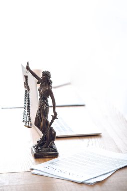 Bayan adalet heykeli, sözleşme ve dizüstü bilgisayarda tablo