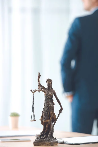 Γκρο Πλαν Θέα Κυρία Δικαιοσύνης Άγαλμα Και Δικηγόρος Που Στέκεται — Φωτογραφία Αρχείου