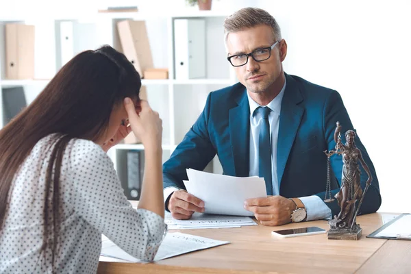 Abogado Sosteniendo Papeles Mirando Cámara Mientras Trabaja Con Triste Cliente — Foto de Stock