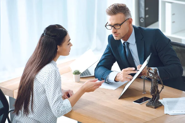 Mannelijke Advocaat Wijzend Klembord Kijken Naar Client Kantoor — Stockfoto