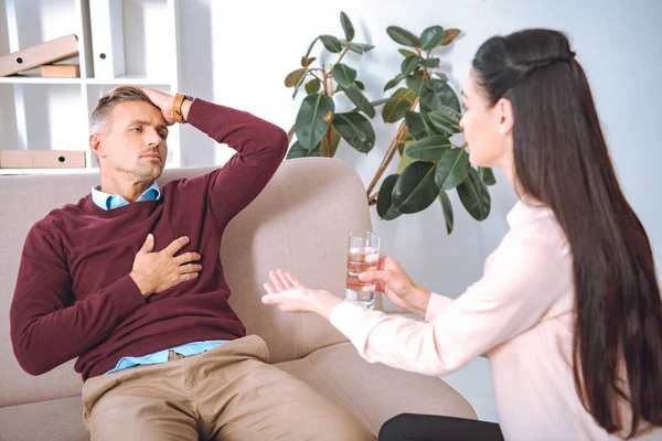 Psicoterapeuta Dando Vaso Agua Píldora Paciente Con Dolor Corazón — Foto de Stock