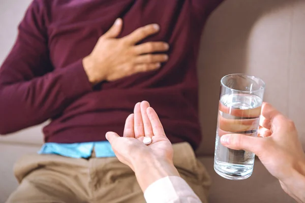 Inyección Recortada Psicoterapeuta Dando Vaso Agua Píldora Paciente Con Dolor —  Fotos de Stock