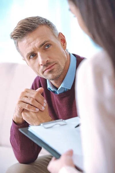 Bijgesneden Schot Van Volwassen Patiënt Kijken Psychotherapeut Met Klembord — Stockfoto