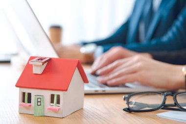kısmi görünümünü İşyeri Ofis, ev sigorta kavramı ev modeli ile sigorta acenteleri