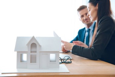 Sigorta acenteleri İşyeri Ofis, ev sigorta kavramı kağıt ev modeli ile yan görünüm