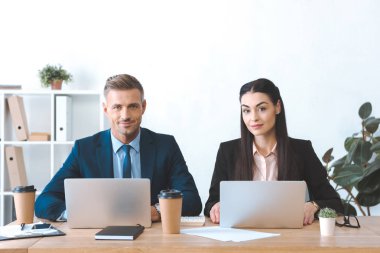 ofiste dizüstü bilgisayar ile işyerinde iş arkadaşları portresi