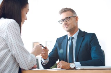 Office istemci kalem vererek gözlük sigorta acentesi