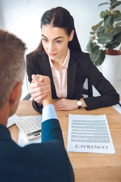 Geschäftsleute Ringen Arbeitsplatz Büro Den Arm — kostenloses Stockfoto