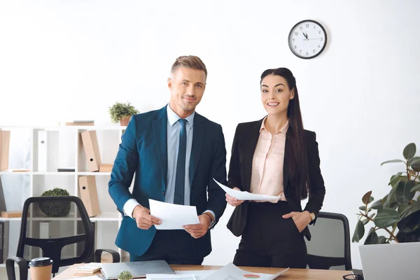 Porträtt Leende Affärskollegor Med Papper Arbetsplatsen Office — Stockfoto