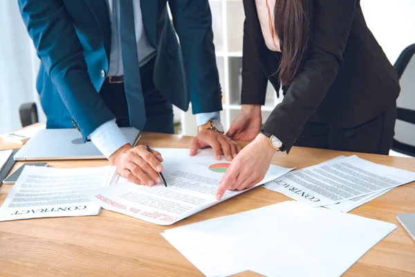 Ausgeschnittene Aufnahme Von Geschäftsleuten Mit Dokumenten Arbeitsplatz Büro — Stockfoto