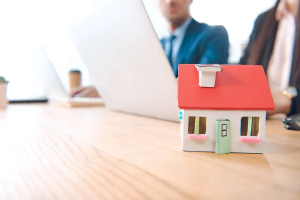 Visão Parcial Dos Agentes Seguros Local Trabalho Com Modelo Casa — Fotografia de Stock