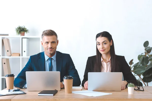 Retrato Colegas Negocios Lugar Trabajo Con Computadora Portátil Oficina —  Fotos de Stock