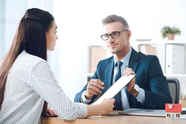 Agente Seguros Apontando Para Área Transferência Clientes Mão Mesa Escritório — Fotografia de Stock