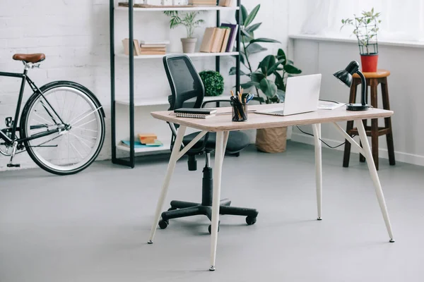 Interior Moderna Oficina Negocios Con Mesa Ordenador Portátil Bicicleta —  Fotos de Stock
