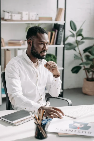 事務所に目をそむける陽気なハンサムなアフリカ系アメリカ人実業家  — 無料ストックフォト