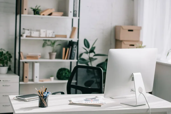 Dator Bord Och Stol Moderna Kontor — Stockfoto