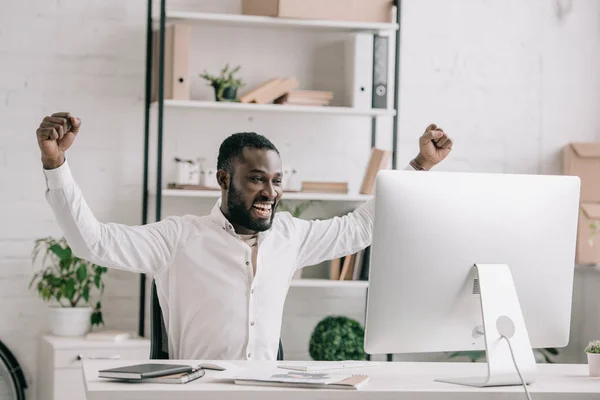 Glücklich Afrikanisch Amerikanischer Geschäftsmann Arbeitet Büro Computer Und Zeigt Geste — Stockfoto