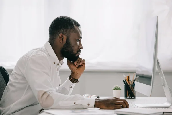 Szép Afro Amerikai Üzletember Számítógépen Irodában Dolgozik Oldalnézetből — Stock Fotó