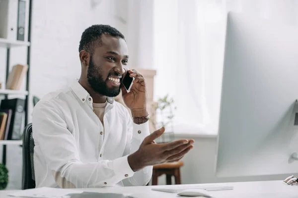 Lächelnd Gut Aussehender Afrikanisch Amerikanischer Geschäftsmann Der Mit Dem Smartphone — Stockfoto