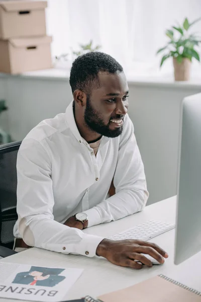 Усміхнений Красивий Афроамериканський Бізнесмен Працює Комп Ютером Офісі — Безкоштовне стокове фото