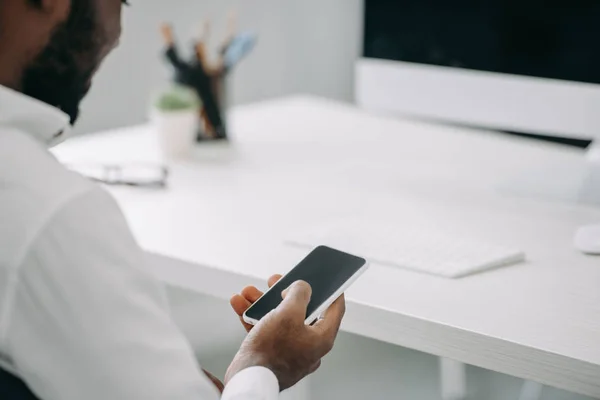 Beskuren Bild Afrikanska Amerikansk Affärsman Med Smartphone Med Blank Skärm — Stockfoto