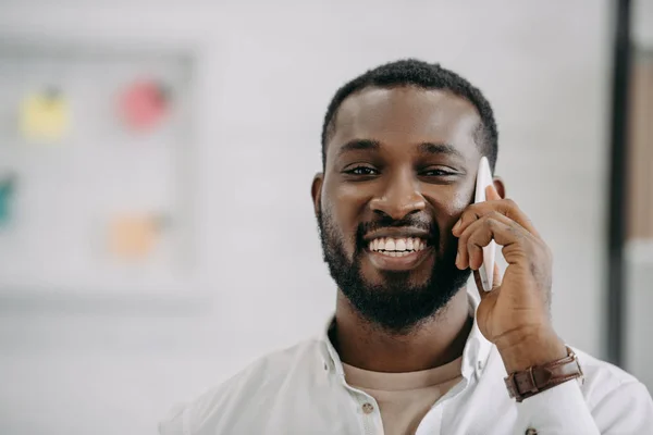 Портрет Усміхненого Красивого Афроамериканського Бізнесмена Який Розмовляє Смартфонах Офісі — стокове фото