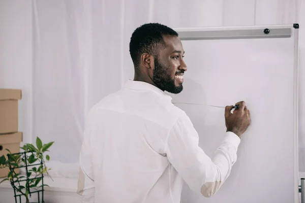 Back View Smiling Handsome African American Businessman Drawing Flipchart Office — Free Stock Photo