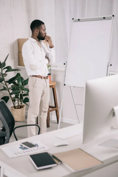 Knappe Peinzende Afro Amerikaanse Zakenman Kijken Flipchart Kantoor — Gratis stockfoto