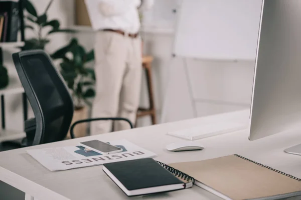 Bijgesneden Afbeelding Van Afro Amerikaanse Zakenman Permanent Office Smartphone Laptop — Stockfoto