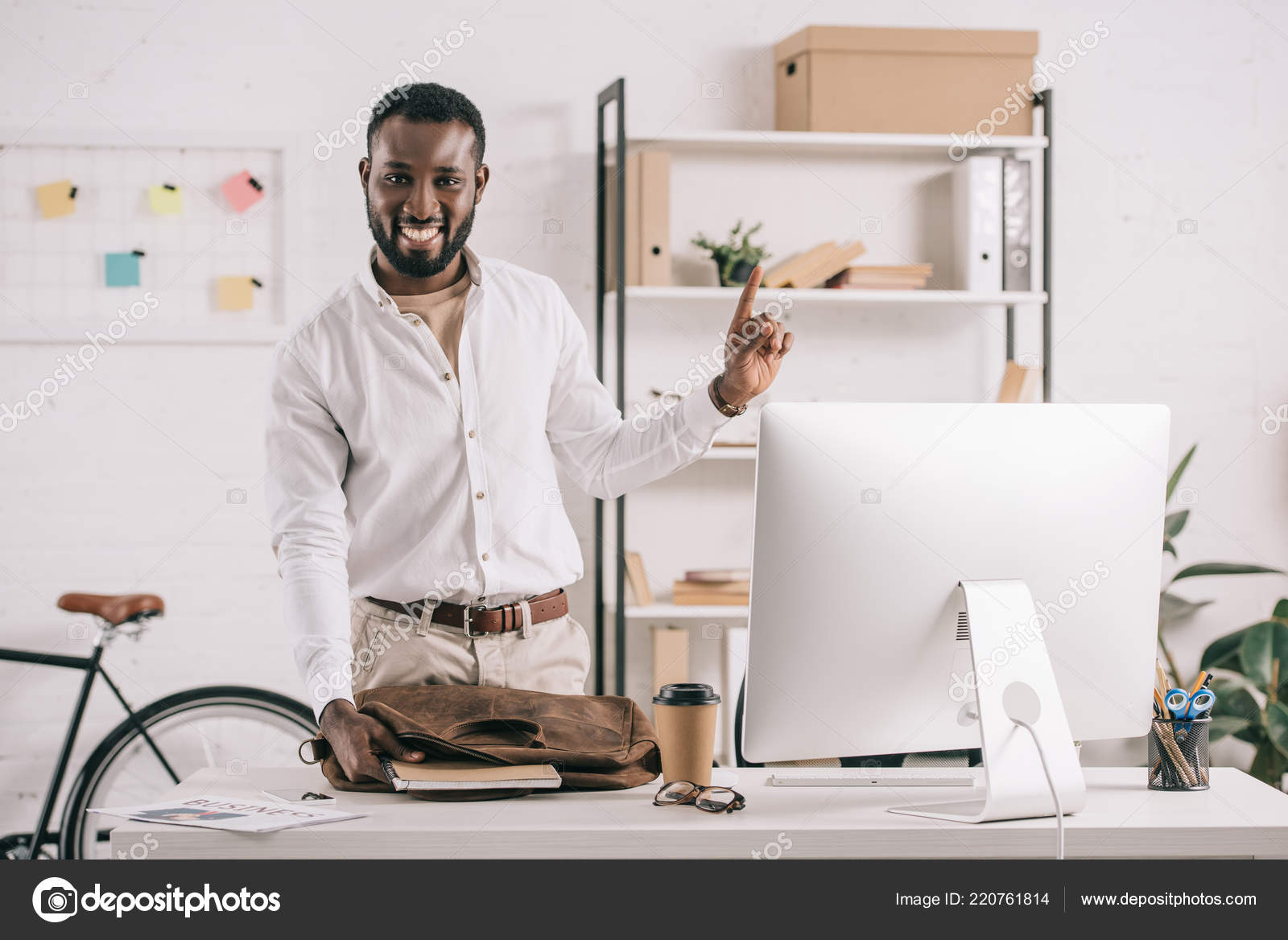 Bel Homme D'affaires Afro Américain Pointant Vers Haut Dans Bureau — Photo  de stock par ©AndrewLozovyi - 220761814, image size:1600x1168