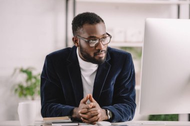 Afrika kökenli Amerikalı işadamı bilgisayar Office ile çalışan odaklı
